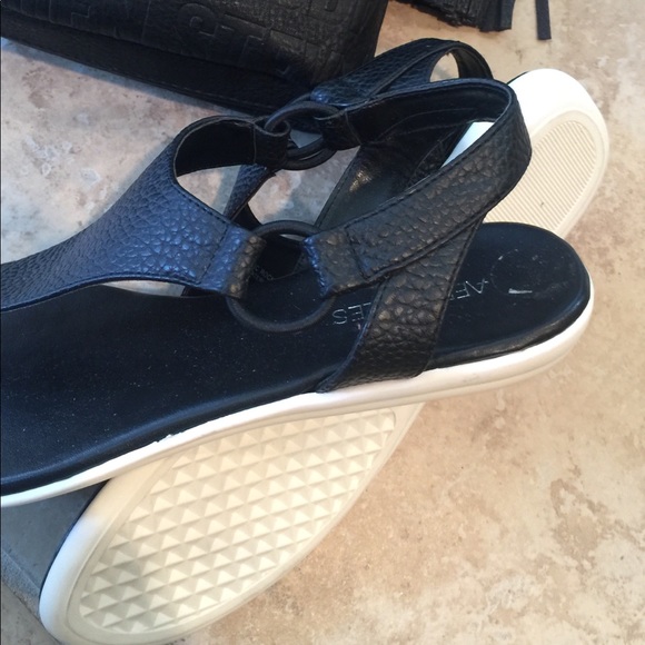 NWOT AEROSOLES Black & White Thong Sandals - Picture 4 of 8